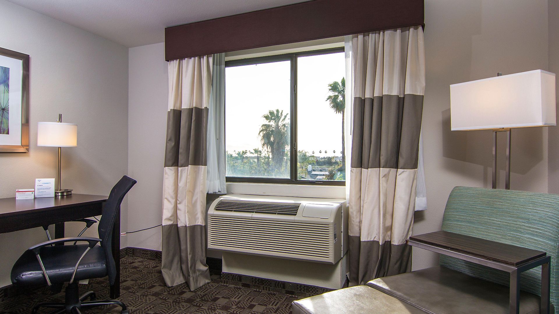 Express & By Ihg Hotel 3*