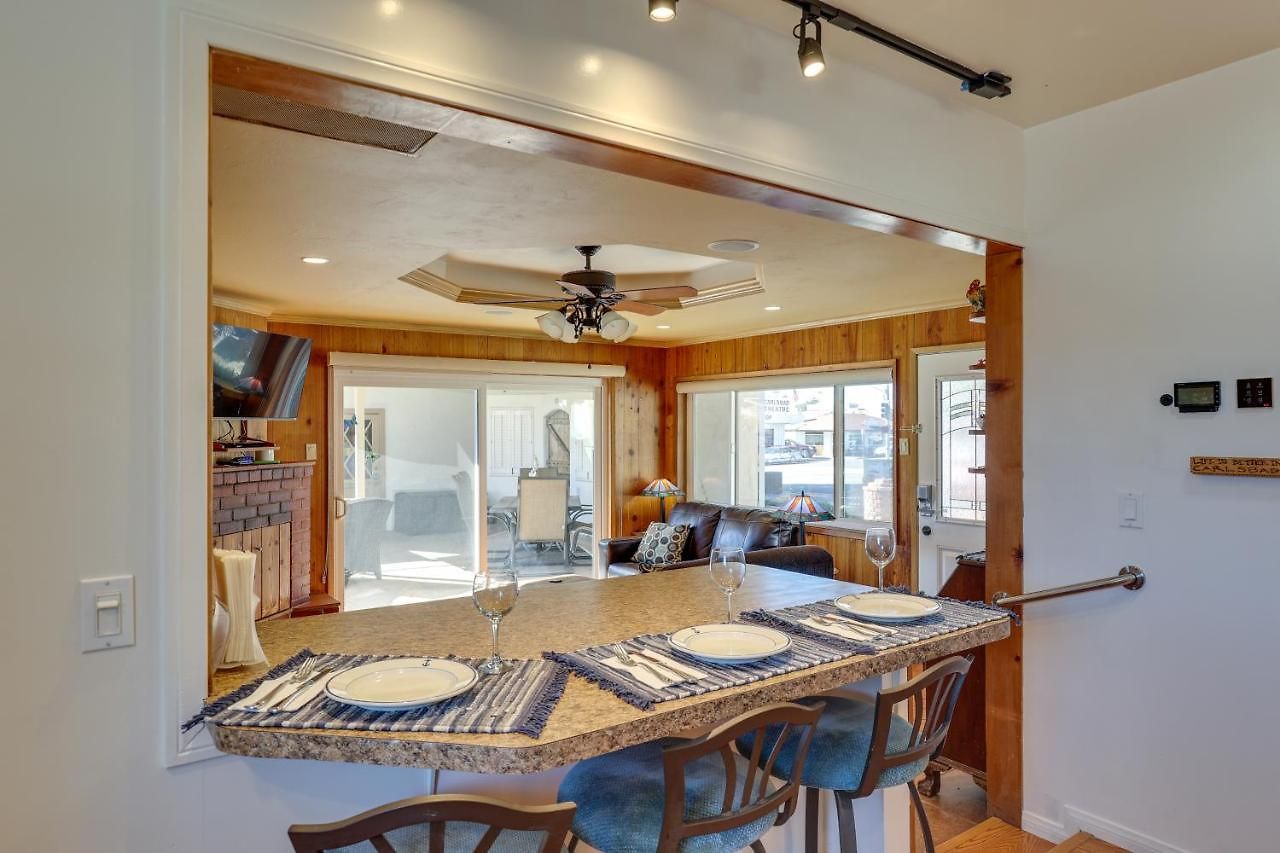 Apartment Downtown < 1/2 Mi To Beach!