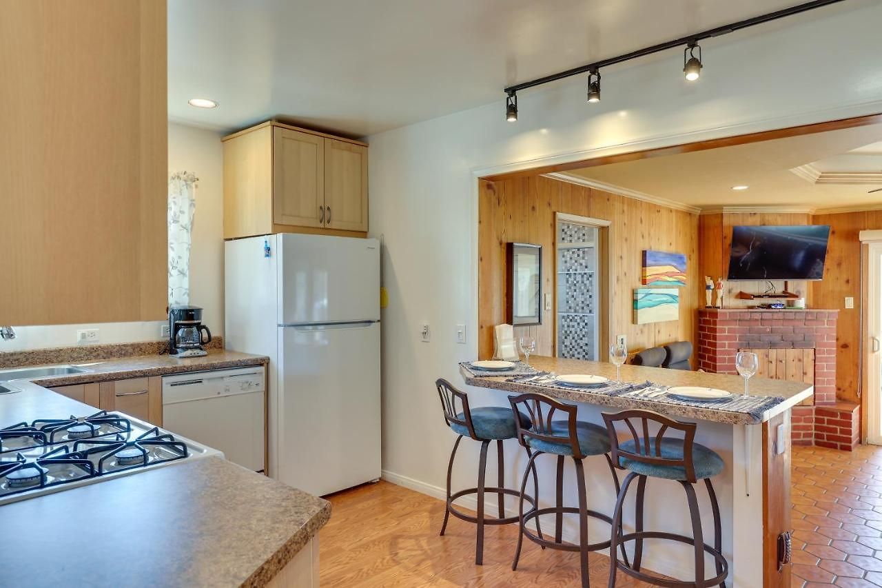Downtown < 1/2 Mi To Beach! Apartment