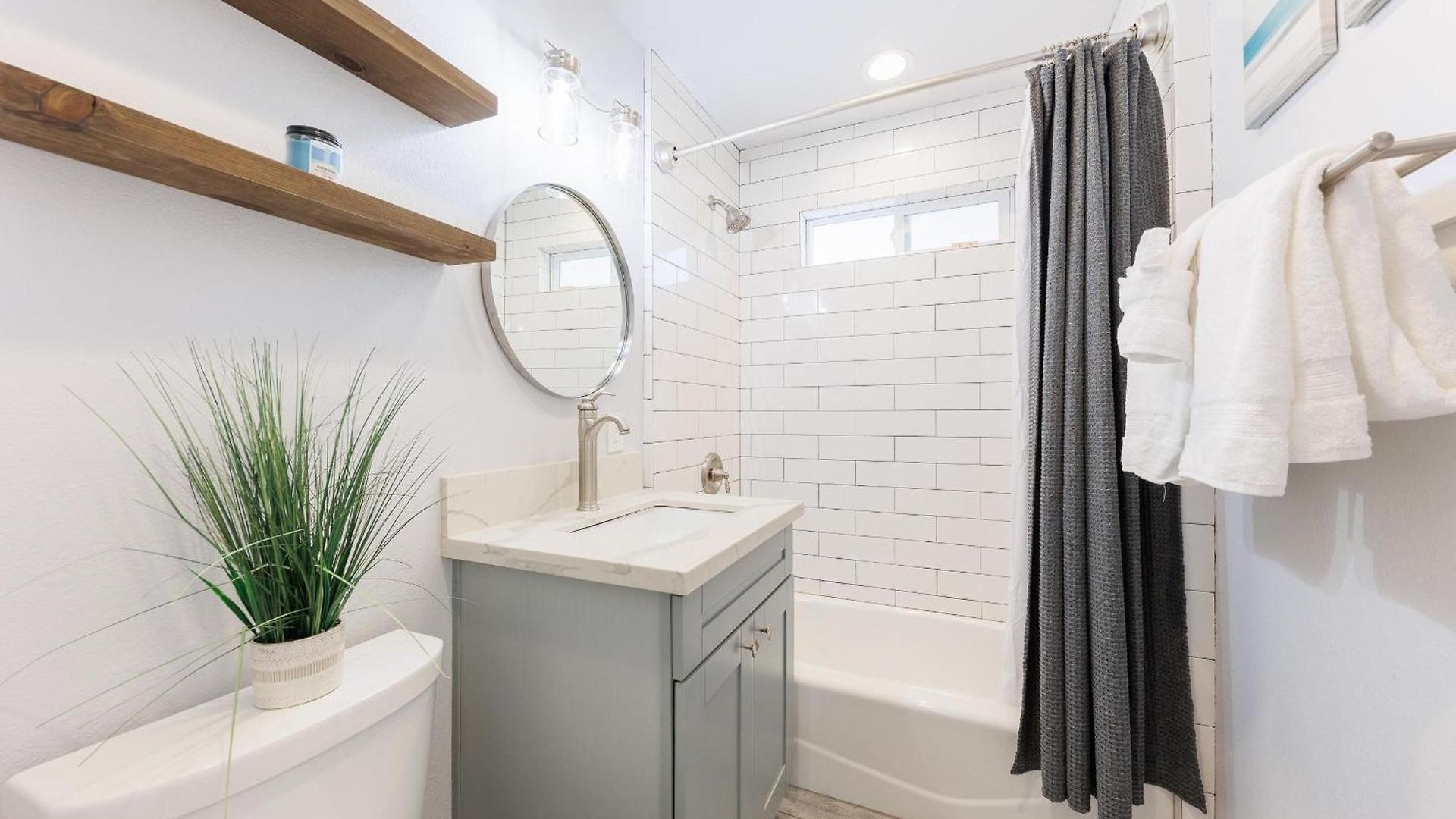 Holiday home Charming - 4br, Sleeps 10, Pets Ok Carlsbad