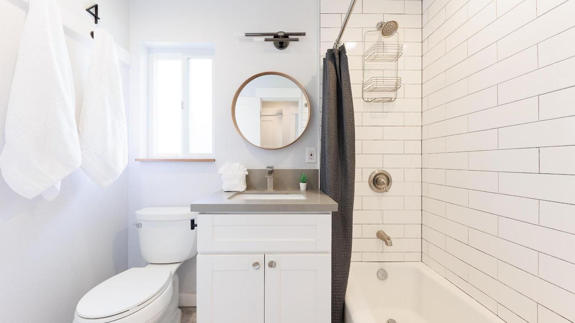 Holiday home Charming - 4br, Sleeps 10, Pets Ok Carlsbad