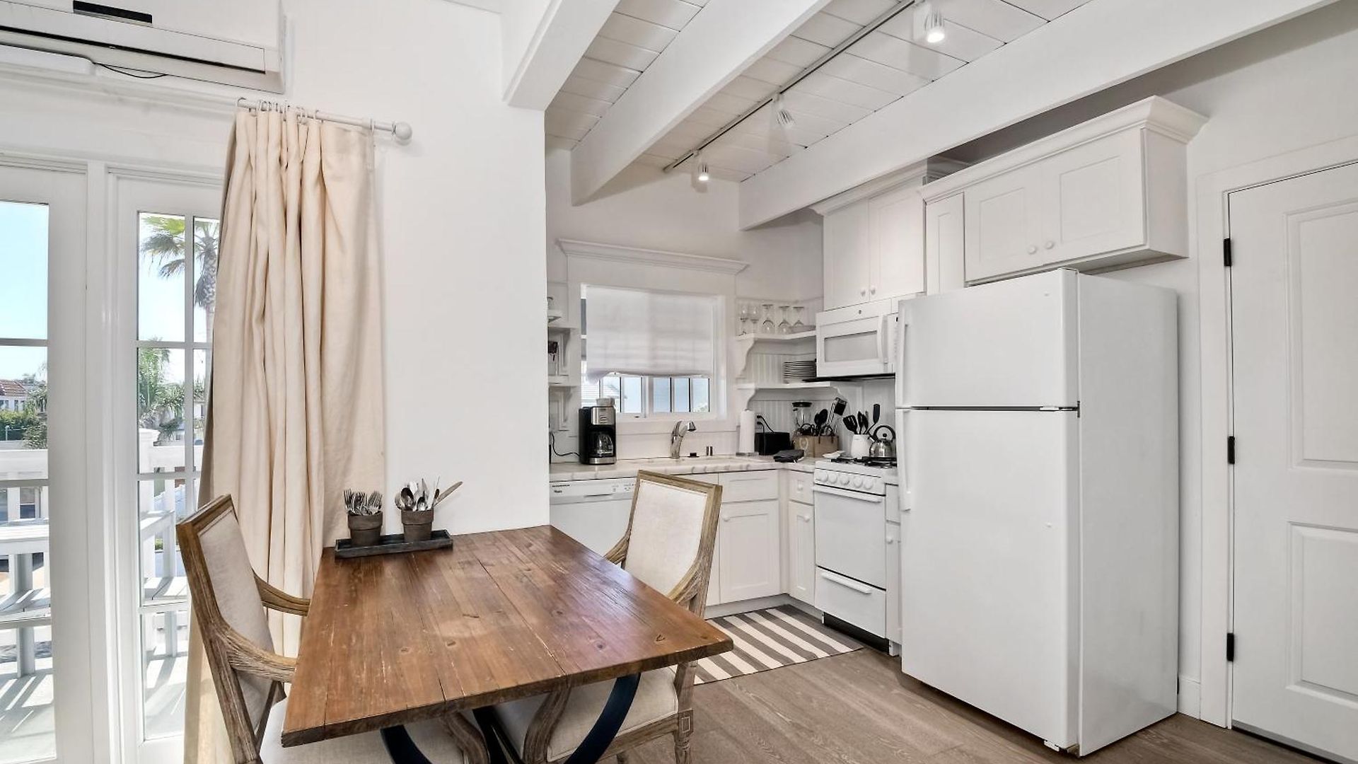 Juniper Entire - Sleeps 18 - Oceanfront Carlsbad