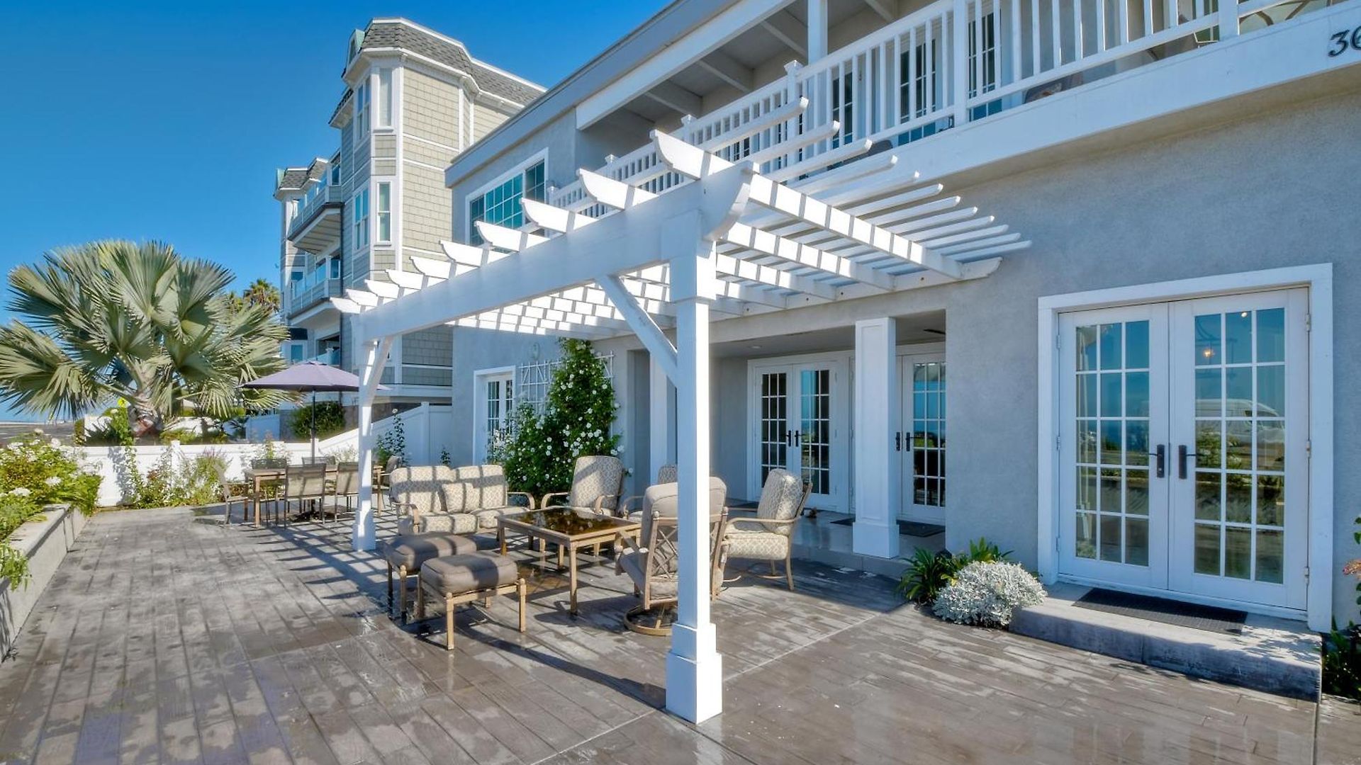 Juniper Entire - Sleeps 18 - Oceanfront Holiday home