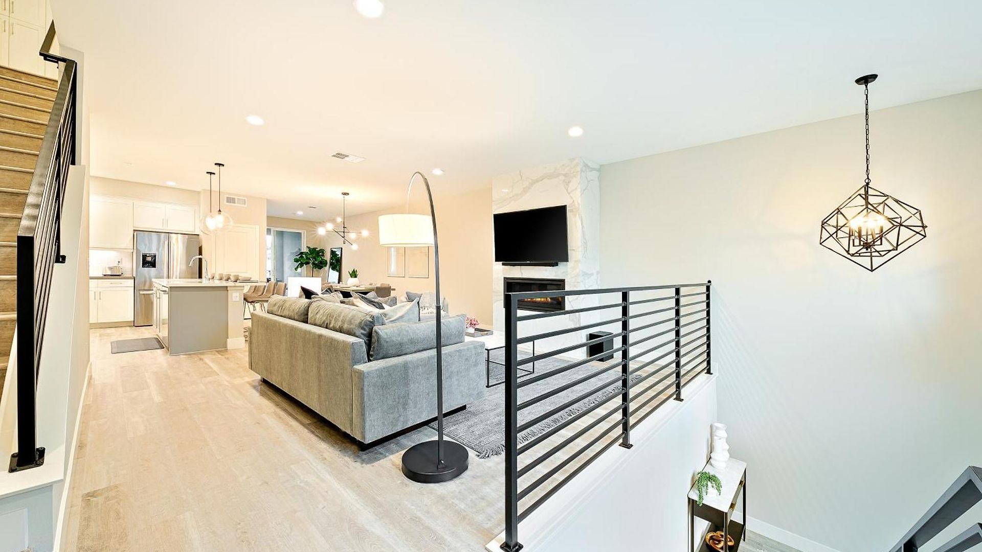 Modern 4br - Private Balcony - Garage Parking Holiday home