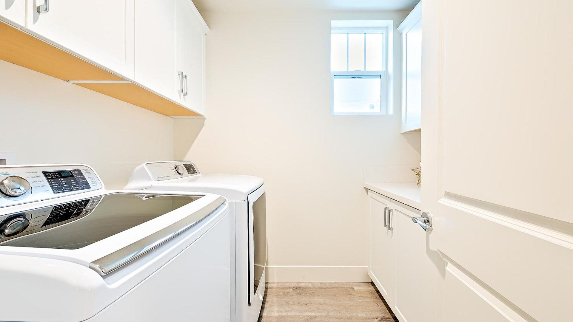 Holiday home Modern 4br - Private Balcony - Garage Parking *