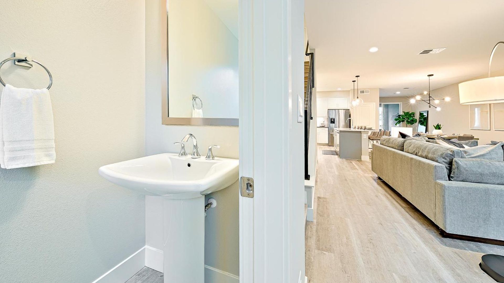 Modern 4br - Private Balcony - Garage Parking *