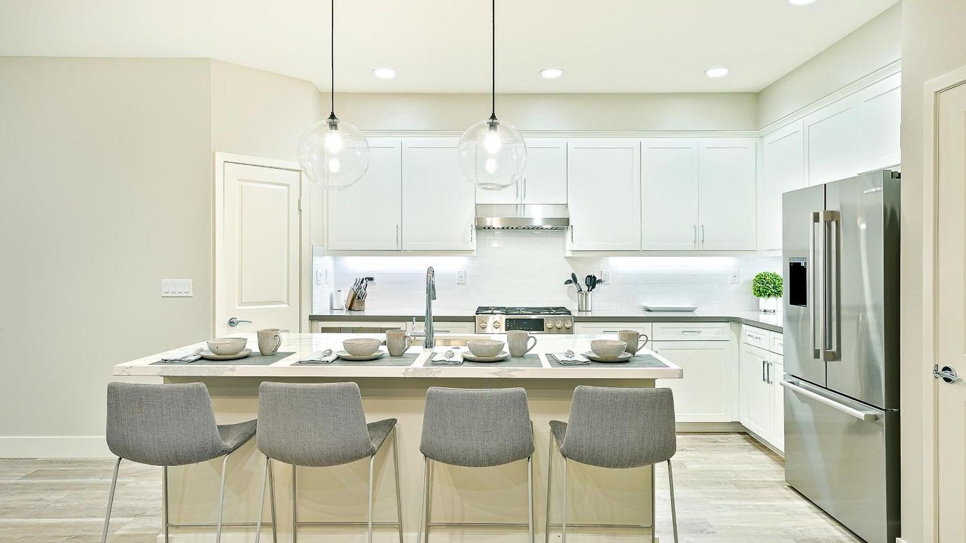 Modern 4br - Private Balcony - Garage Parking Holiday home