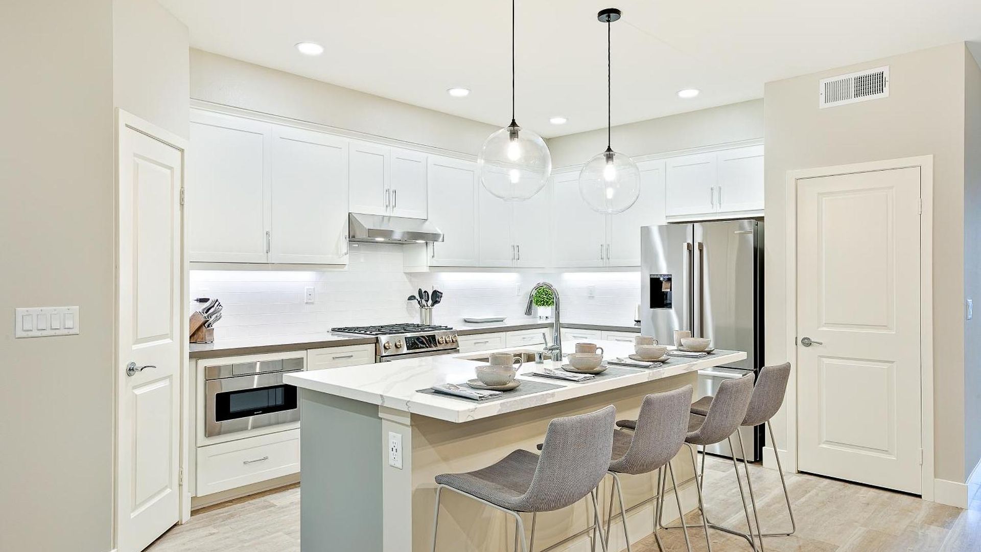 Holiday home Modern 4br - Private Balcony - Garage Parking *