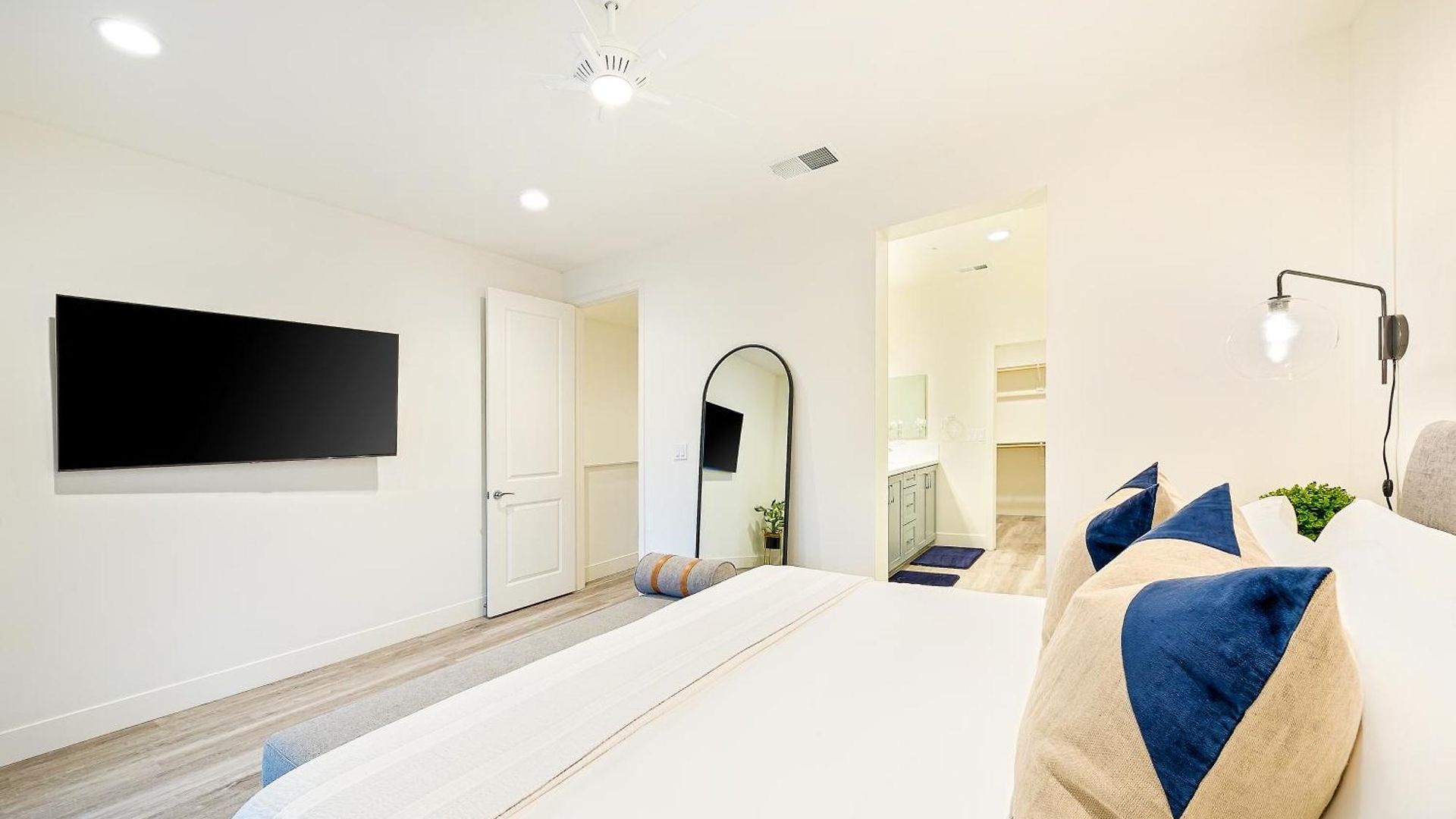 Modern 4br - Private Balcony - Garage Parking Holiday home