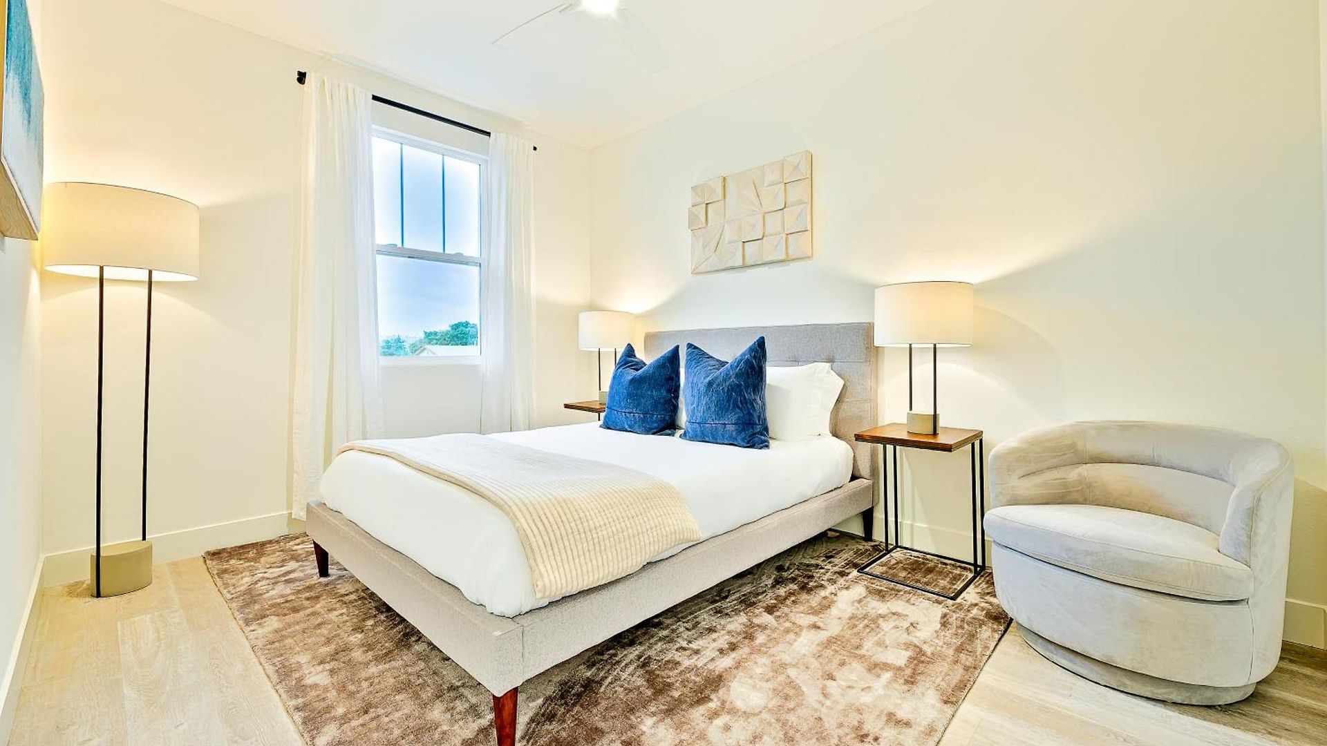 Holiday home Modern 4br - Private Balcony - Garage Parking *