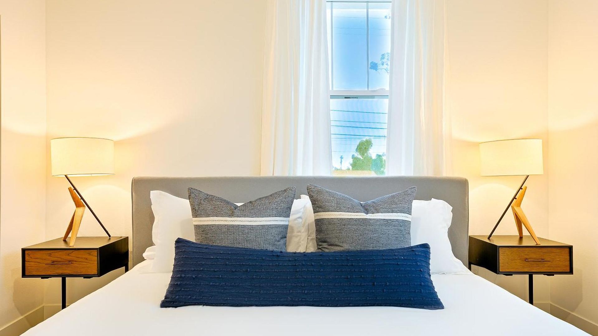 Modern 4br - Private Balcony - Garage Parking Holiday home *