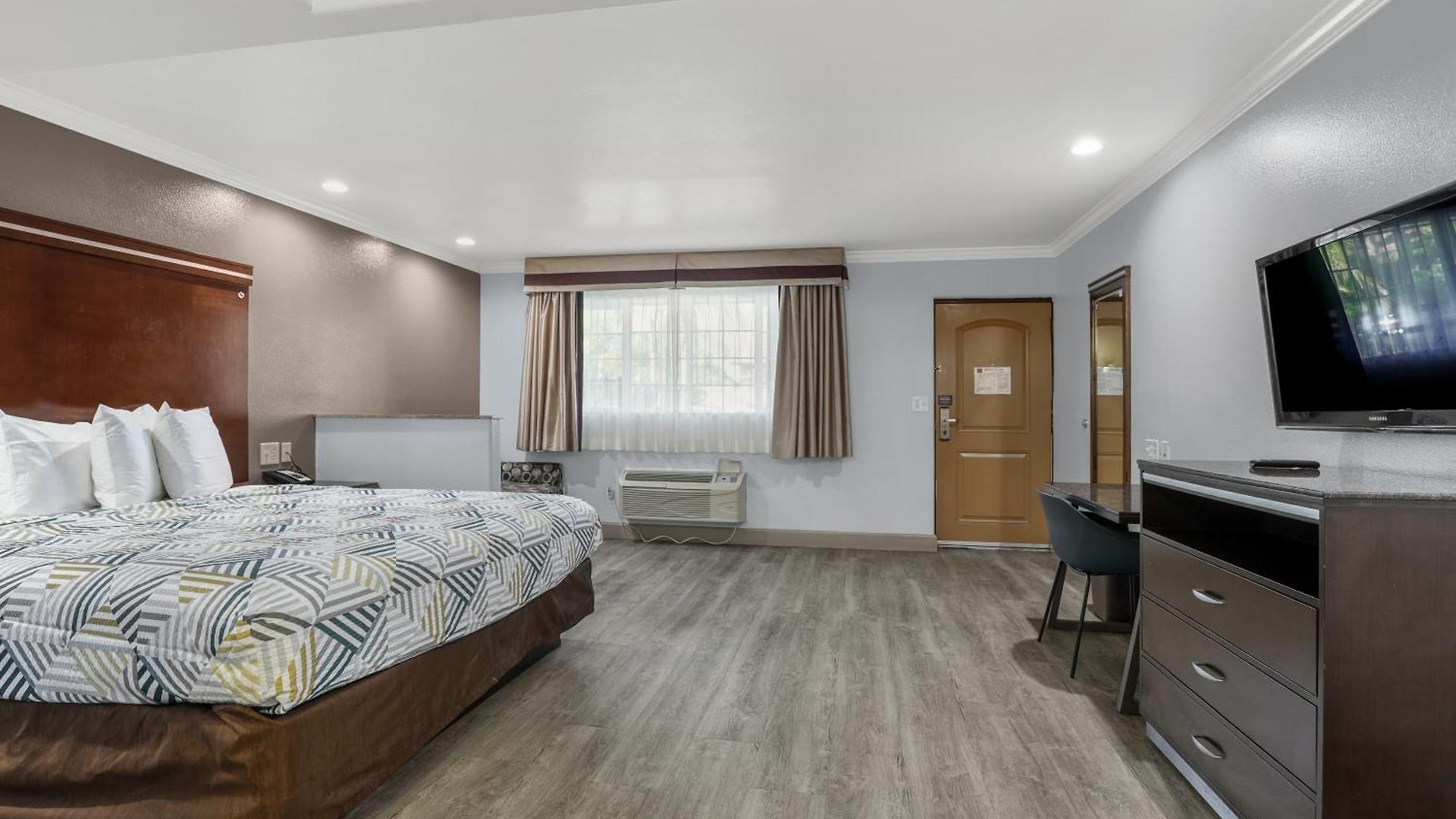 6 Carlsbad, Ca- North Hotel