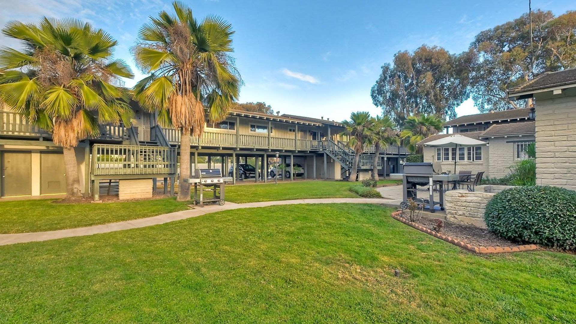 90 Walk Score - Steps To & Dining - Reserved Parking Apartment