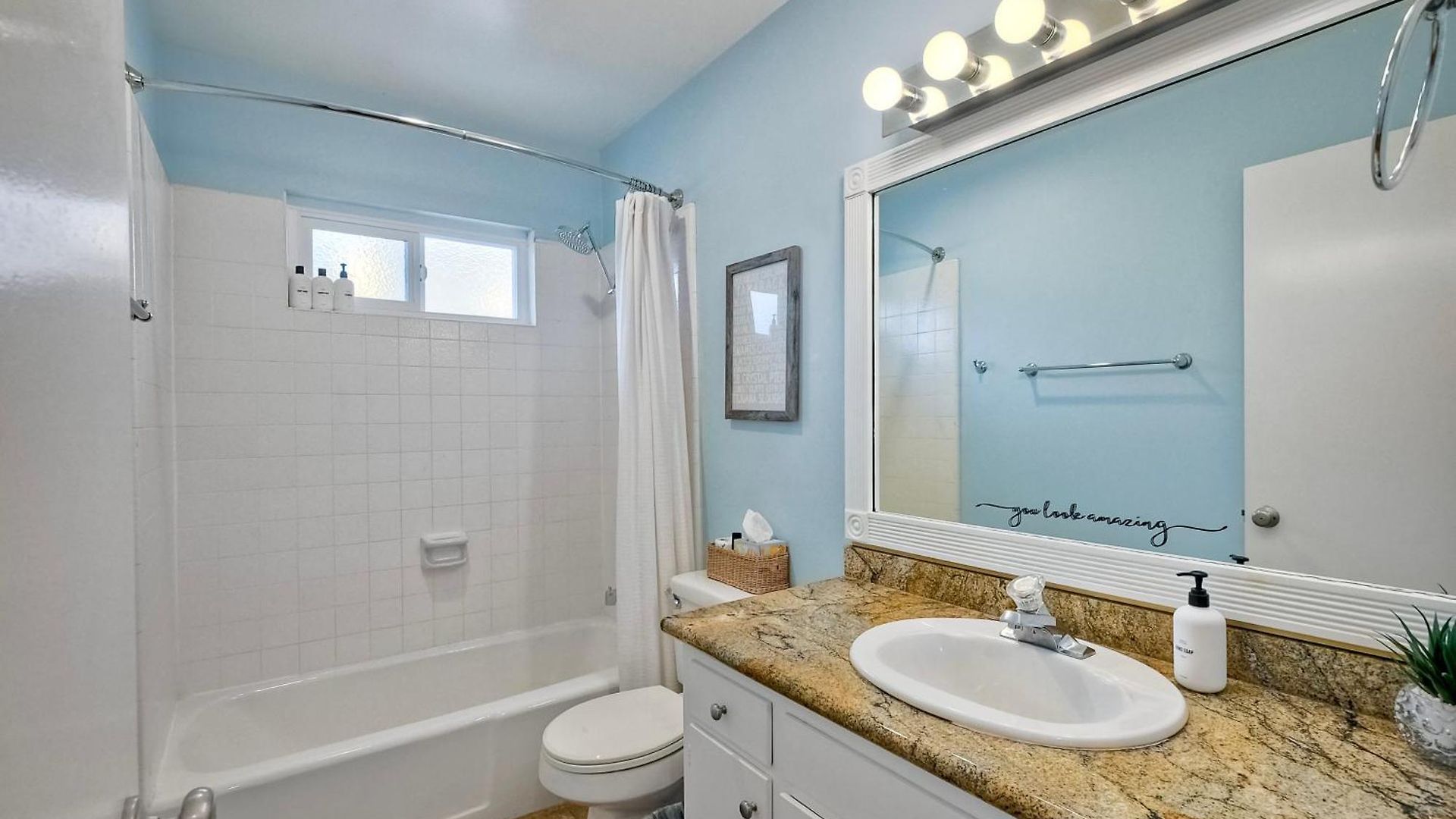90 Walk Score - Steps To & Dining - Reserved Parking Apartment *