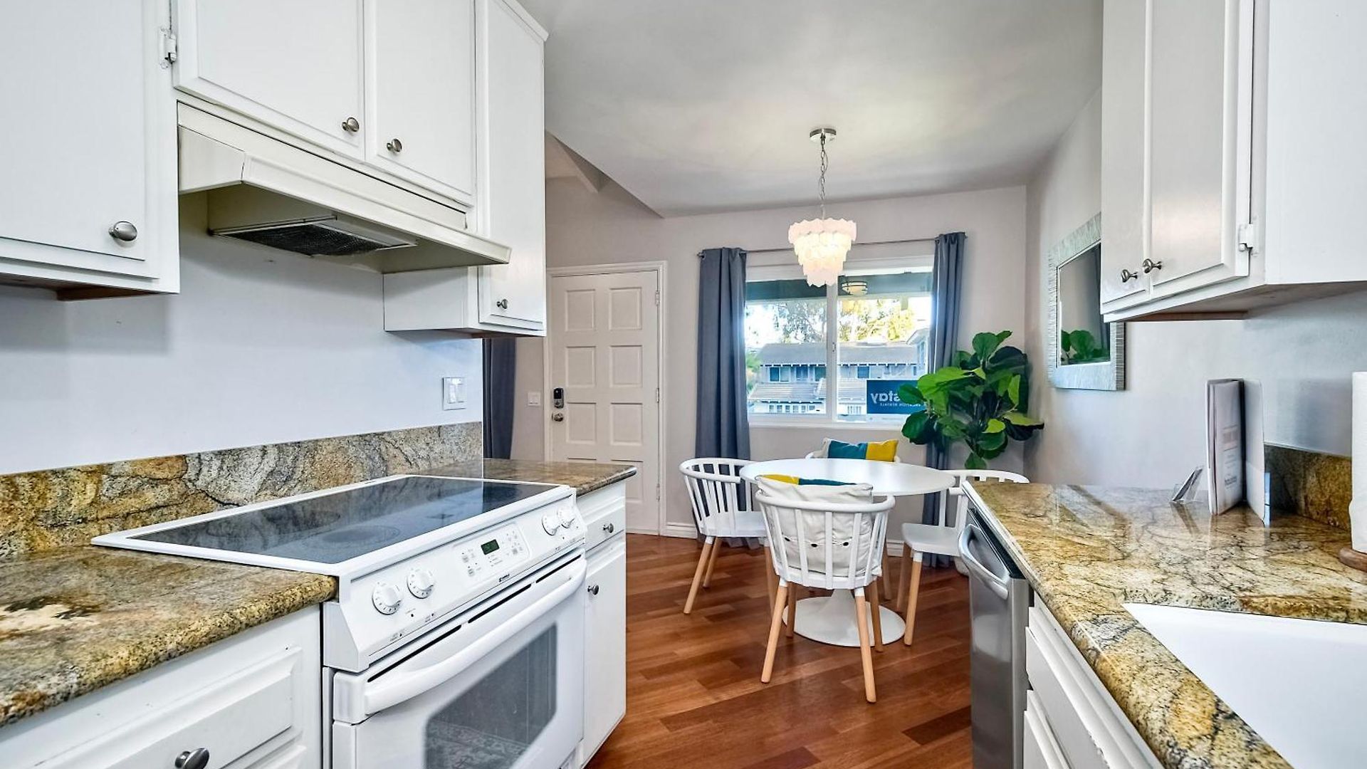 Apartment 90 Walk Score - Steps To & Dining - Reserved Parking *