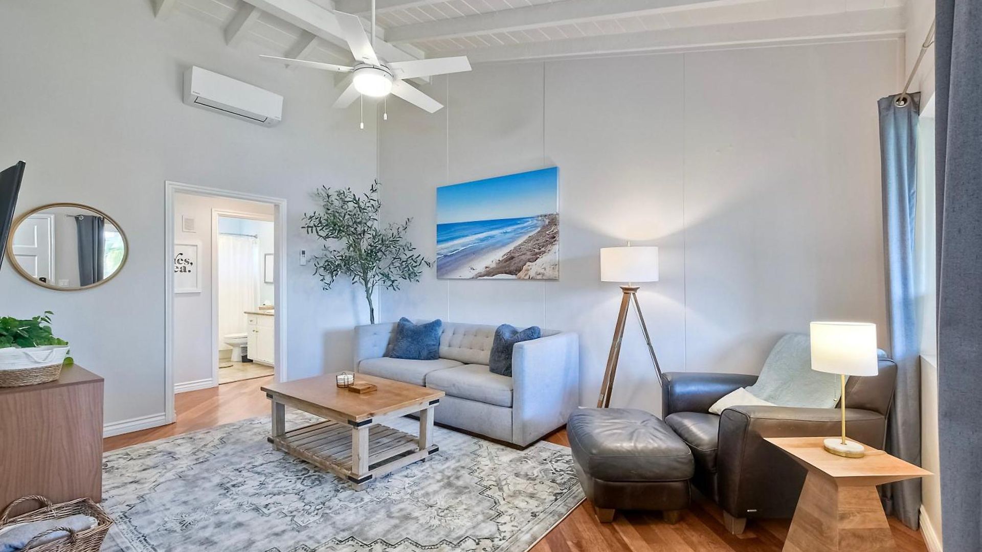 90 Walk Score - Steps To & Dining - Reserved Parking Apartment