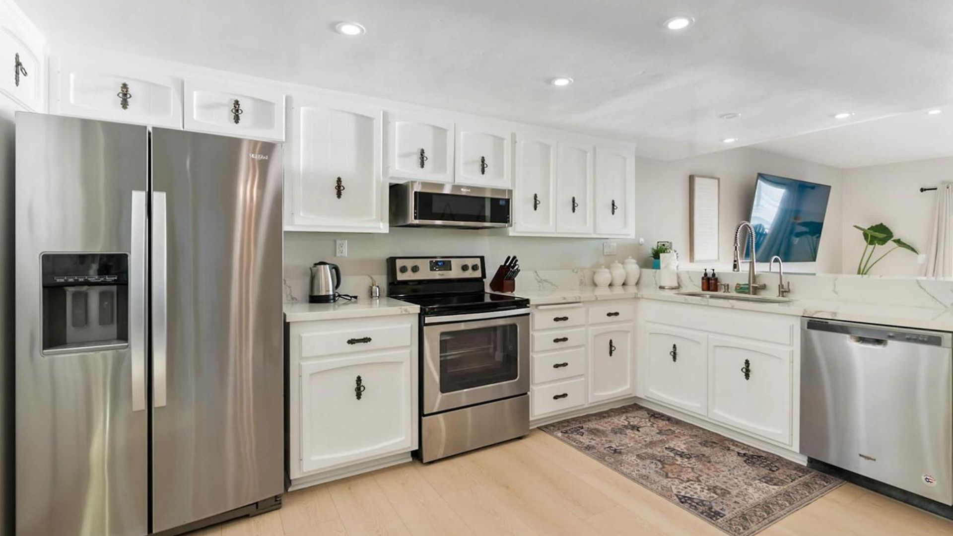Beachfront In - Remodeled Holiday home *