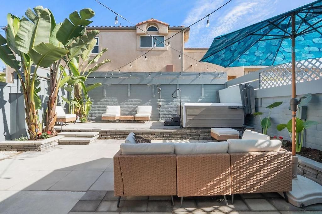 Beachfront In - Remodeled Holiday home *