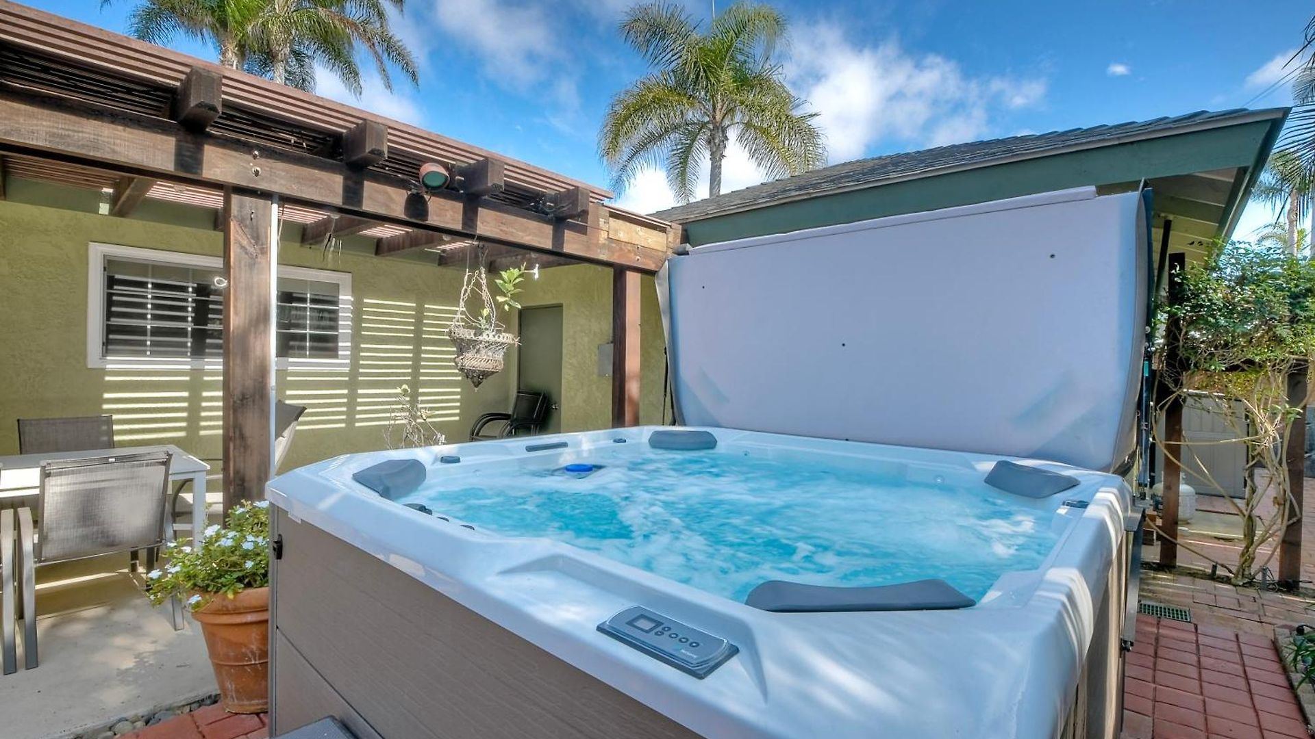 Hot Tub, Fire Pit, Bbq, Shuffleboard, Walk To Holiday home
