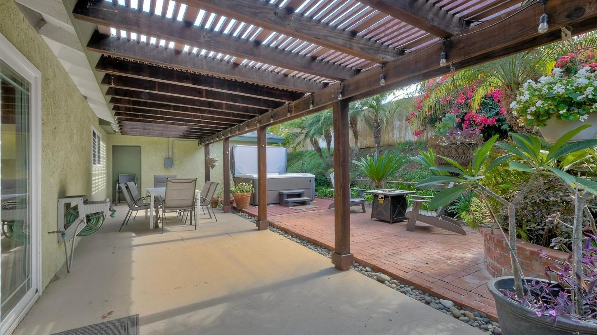 Hot Tub, Fire Pit, Bbq, Shuffleboard, Walk To *
