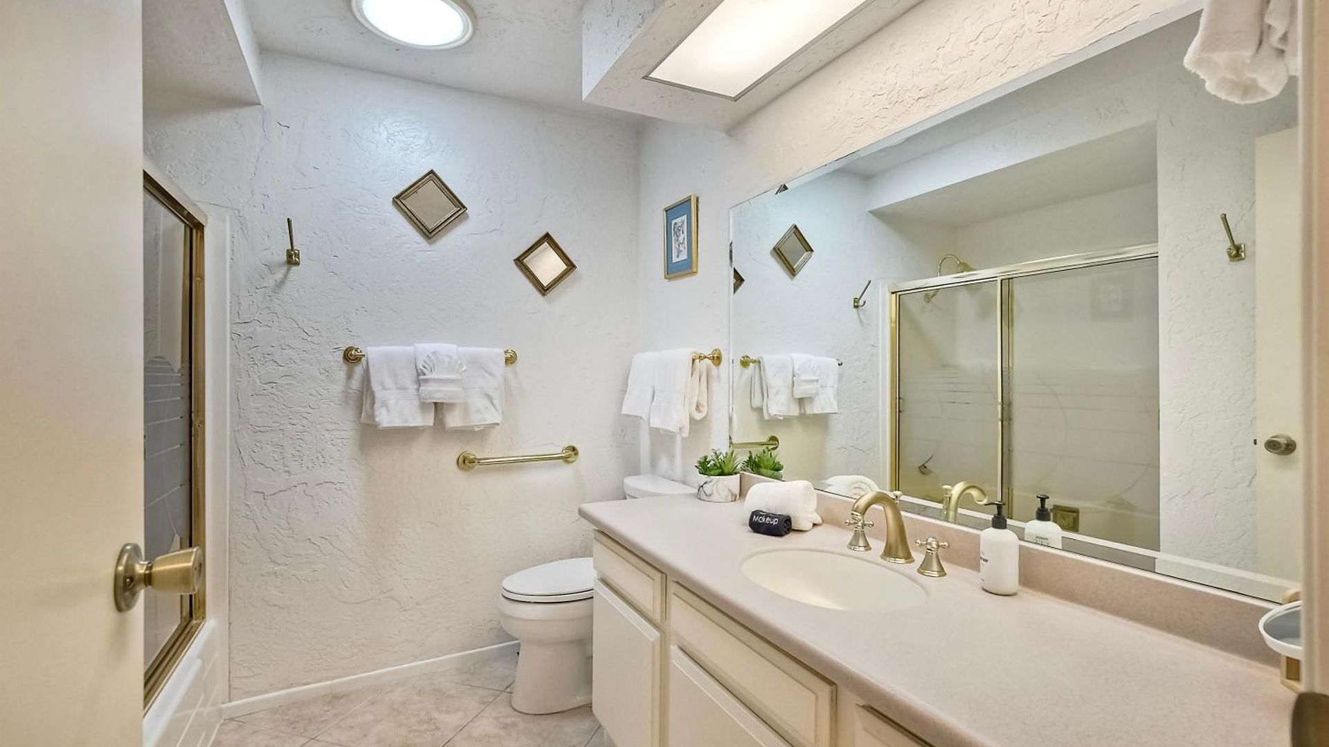 Hot Tub, Fire Pit, Bbq, Shuffleboard, Walk To Holiday home Carlsbad