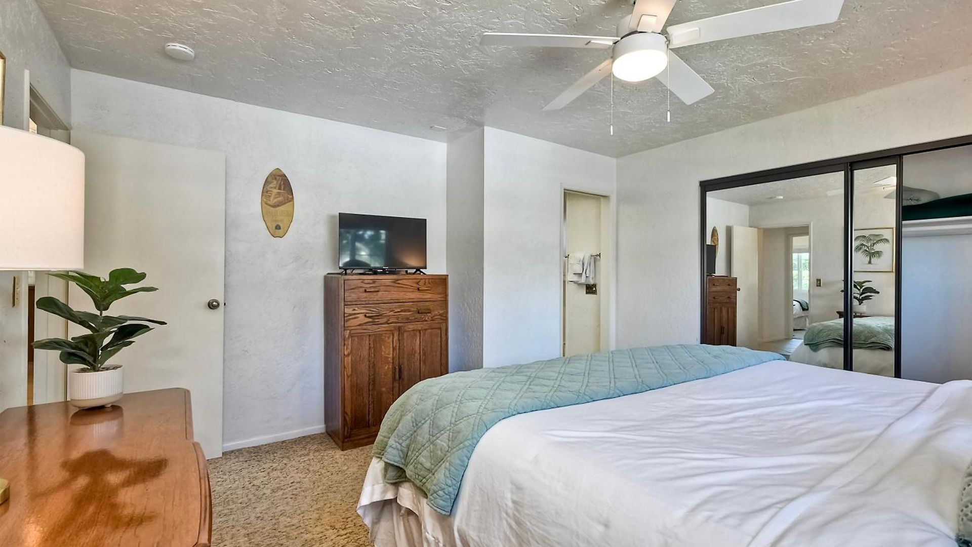 Hot Tub, Fire Pit, Bbq, Shuffleboard, Walk To *