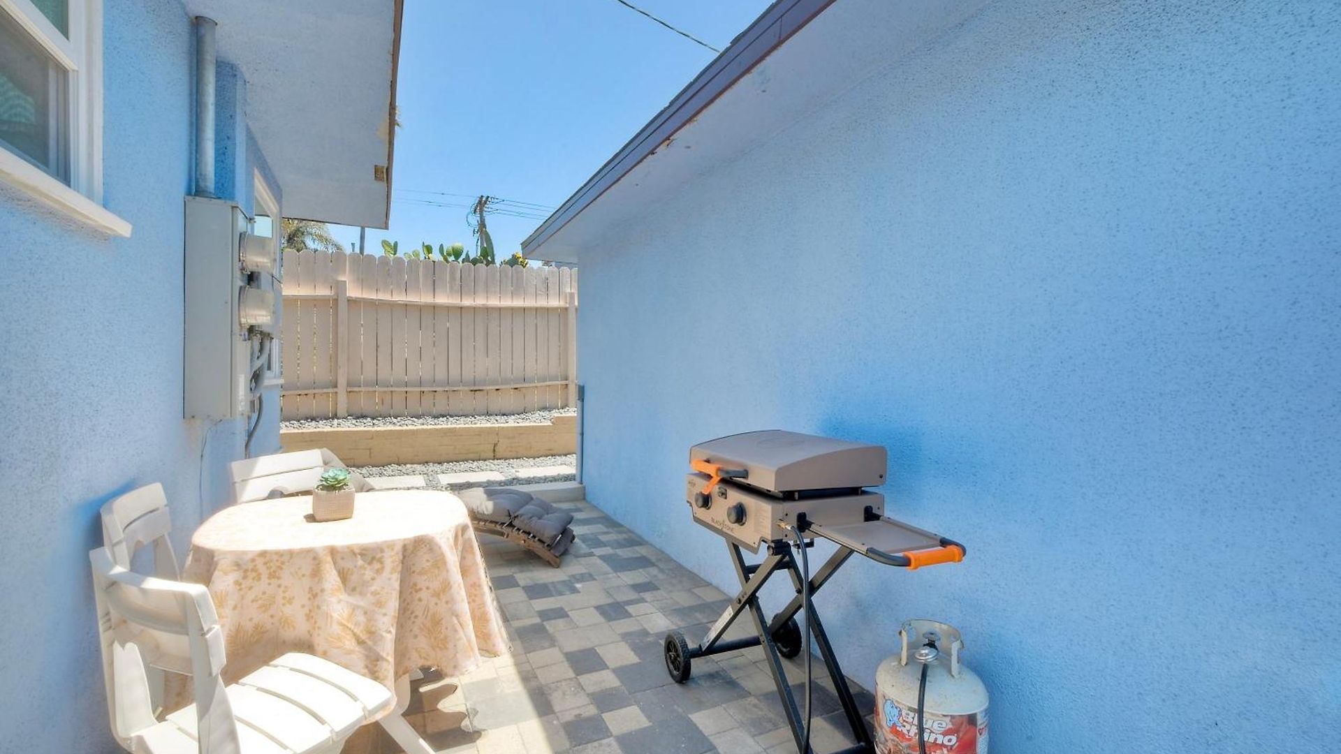 Walk 2 Beach, Ev Charger, Outdoor Dining, 2 Units Holiday home