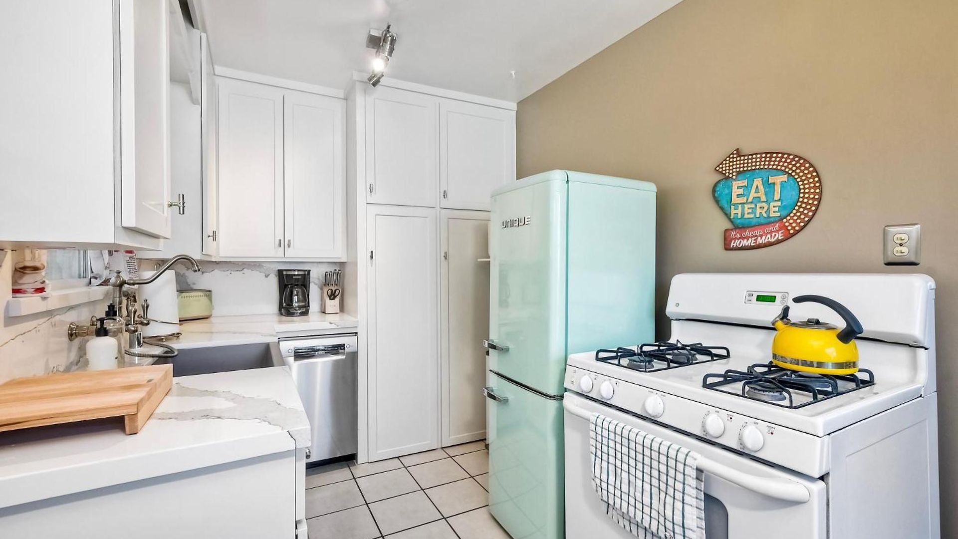 Walk 2 Beach, Ev Charger, Outdoor Dining, 2 Units Holiday home
