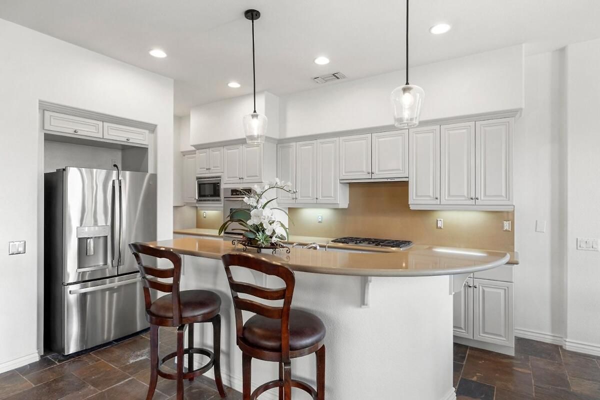 Spacious Luxury In Gated Community With Pool & Scenic Views Carlsbad