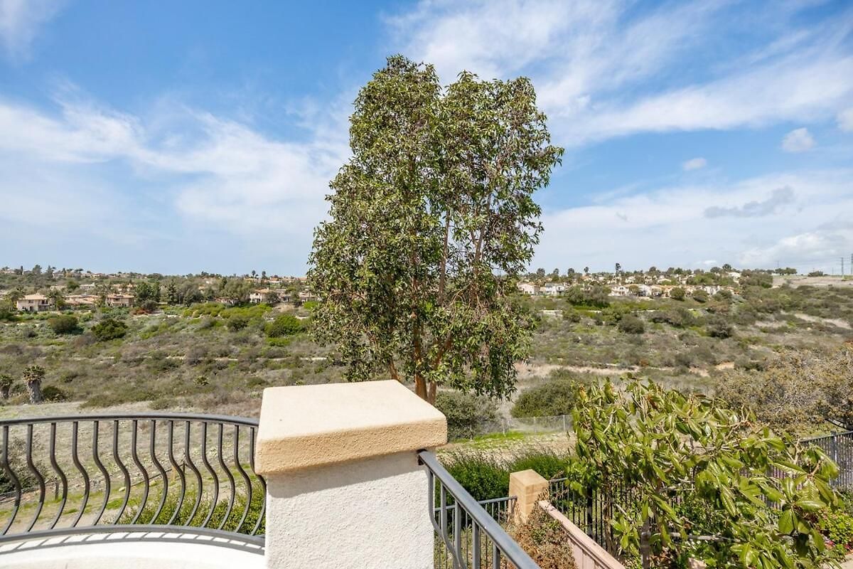 Spacious Luxury In Gated Community With Pool & Scenic Views Holiday home Carlsbad