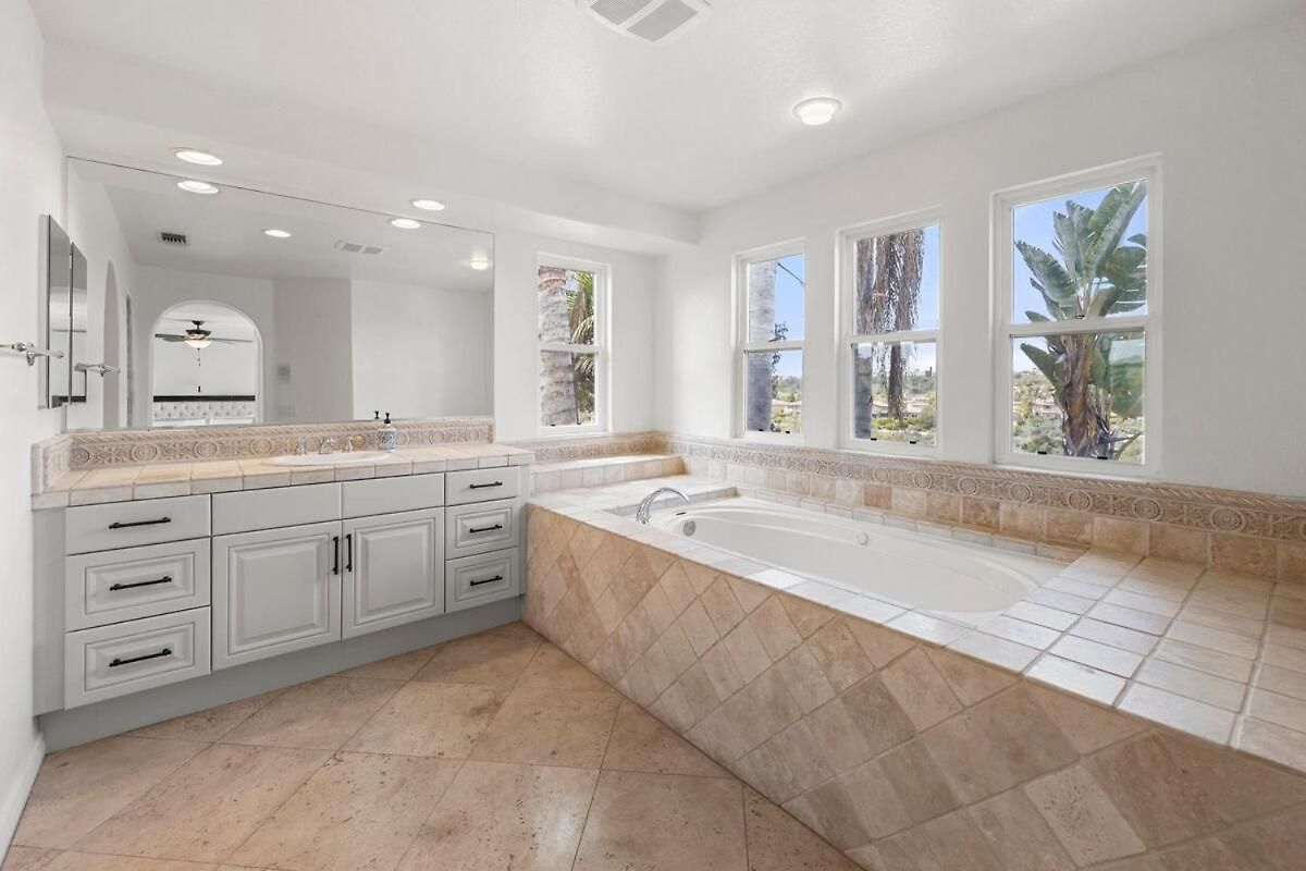 Spacious Luxury In Gated Community With Pool & Scenic Views Holiday home