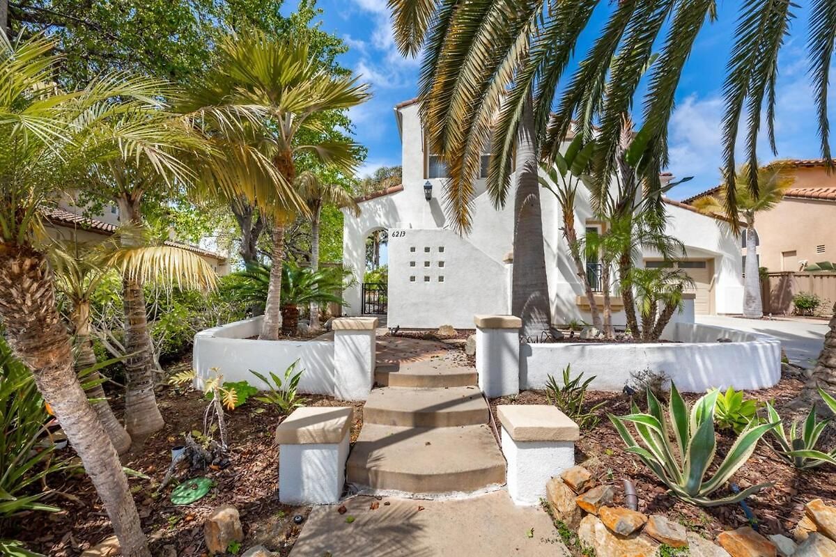 Spacious Luxury In Gated Community With Pool & Scenic Views *