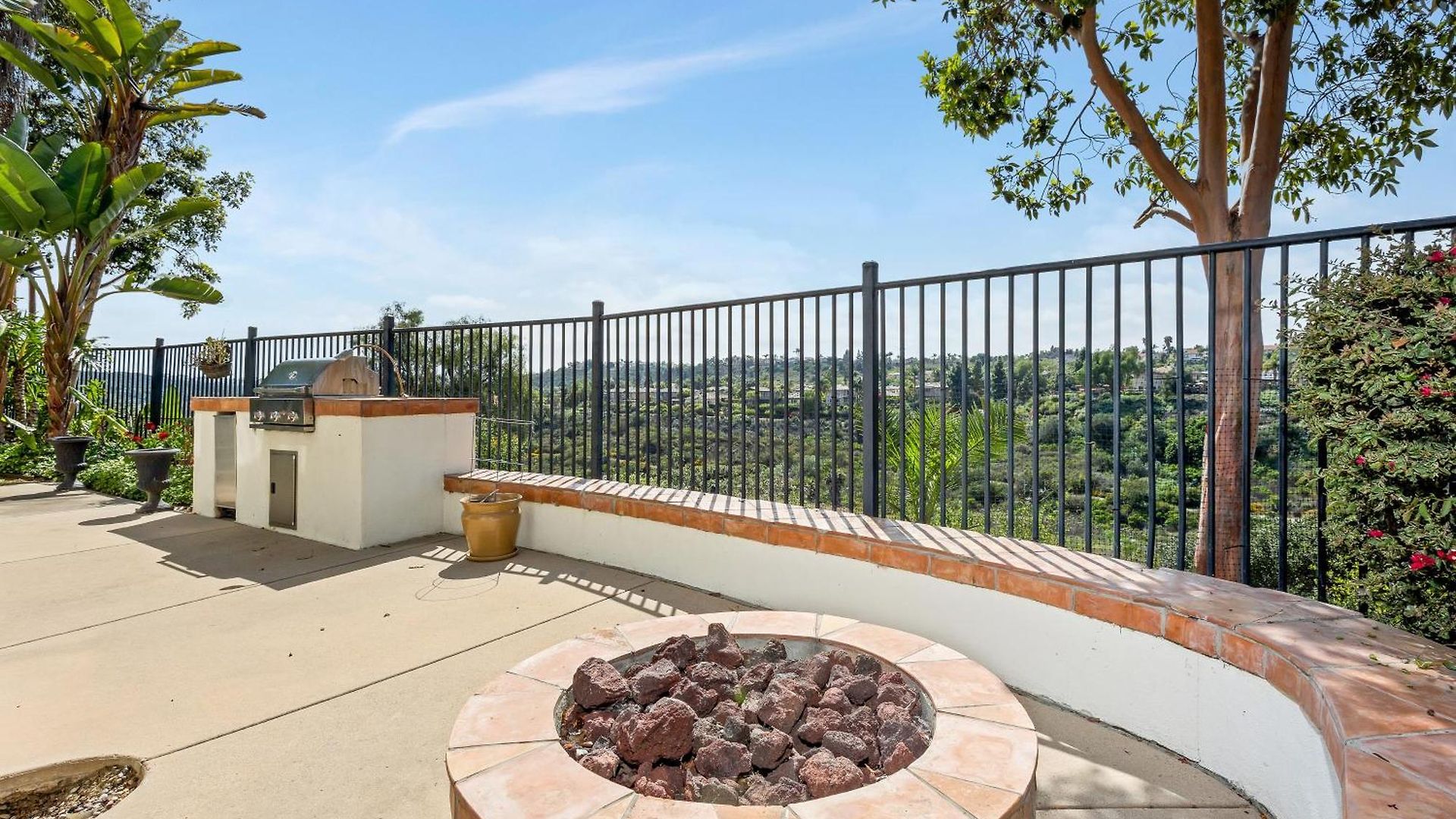 Spacious Luxury In Gated Community With Pool & Scenic Views Holiday home