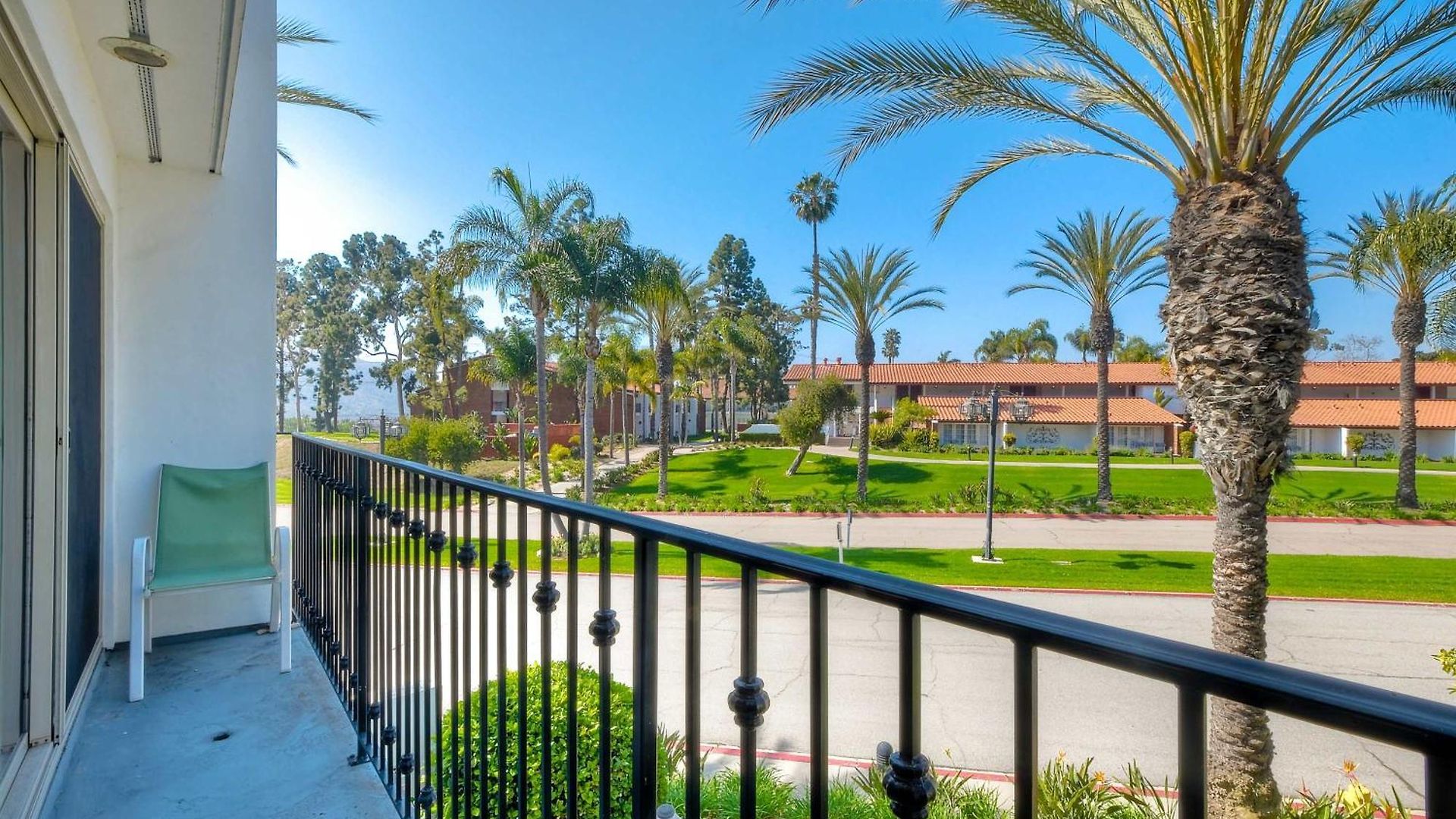 La Costa Gem - For 3 *