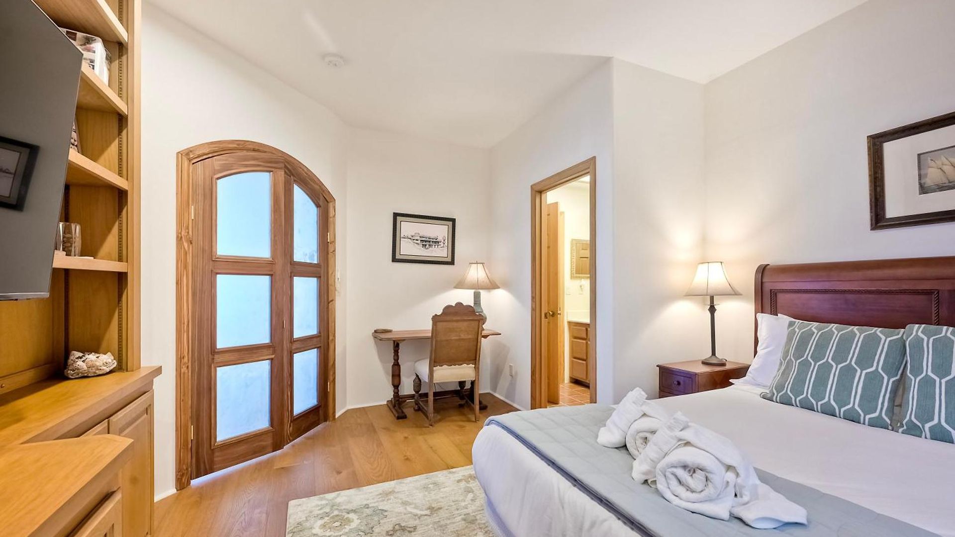 Direct Access, Views, 2br Upper Unit *