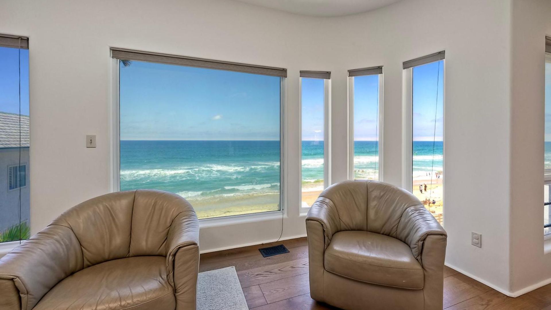Direct Access, Views, 2br Upper Unit Holiday home