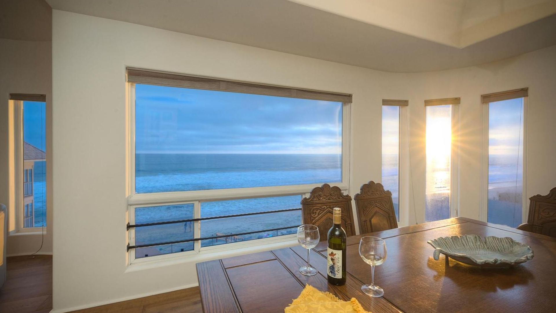 Direct Access, Views, 2br Upper Unit *