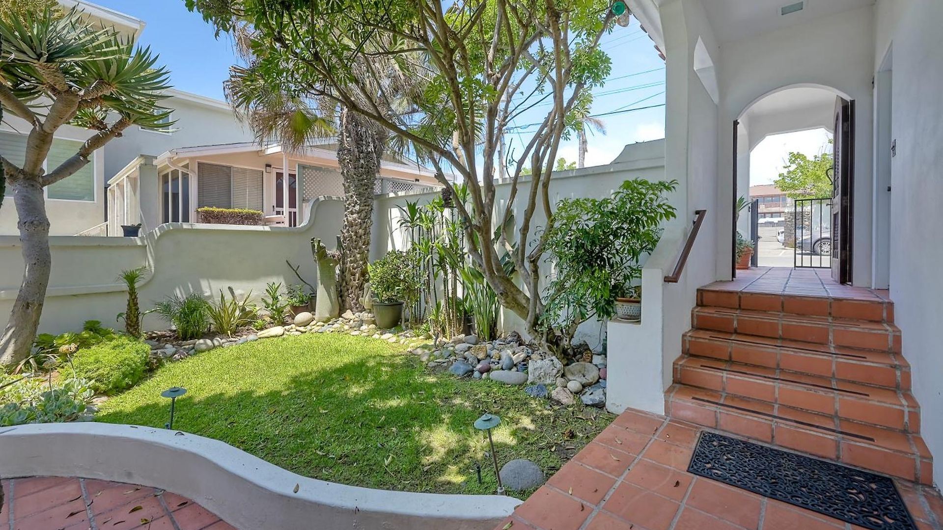 Exclusive Beachfront Duplex In Village Ocean Views, Sleeps 9
