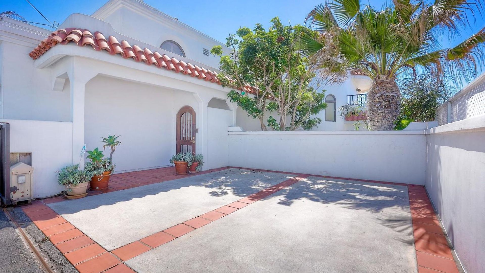 Holiday home Exclusive Beachfront Duplex In Village Ocean Views, Sleeps 9 *