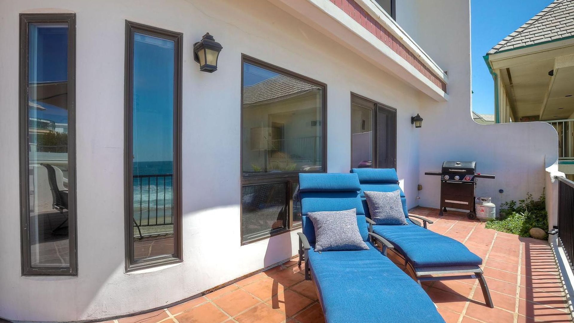 Exclusive Beachfront Duplex In Village Ocean Views, Sleeps 9 *
