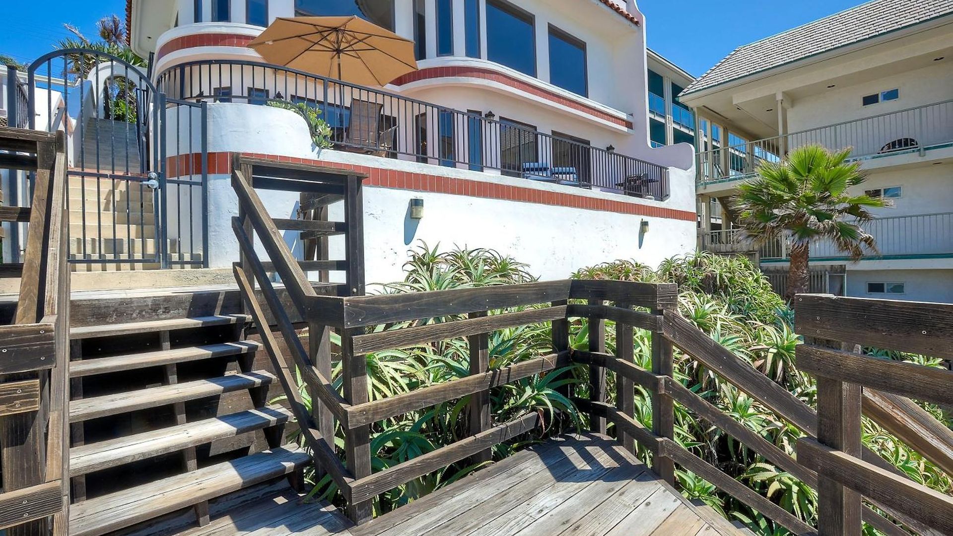 Exclusive Beachfront Duplex In Village Ocean Views, Sleeps 9 *