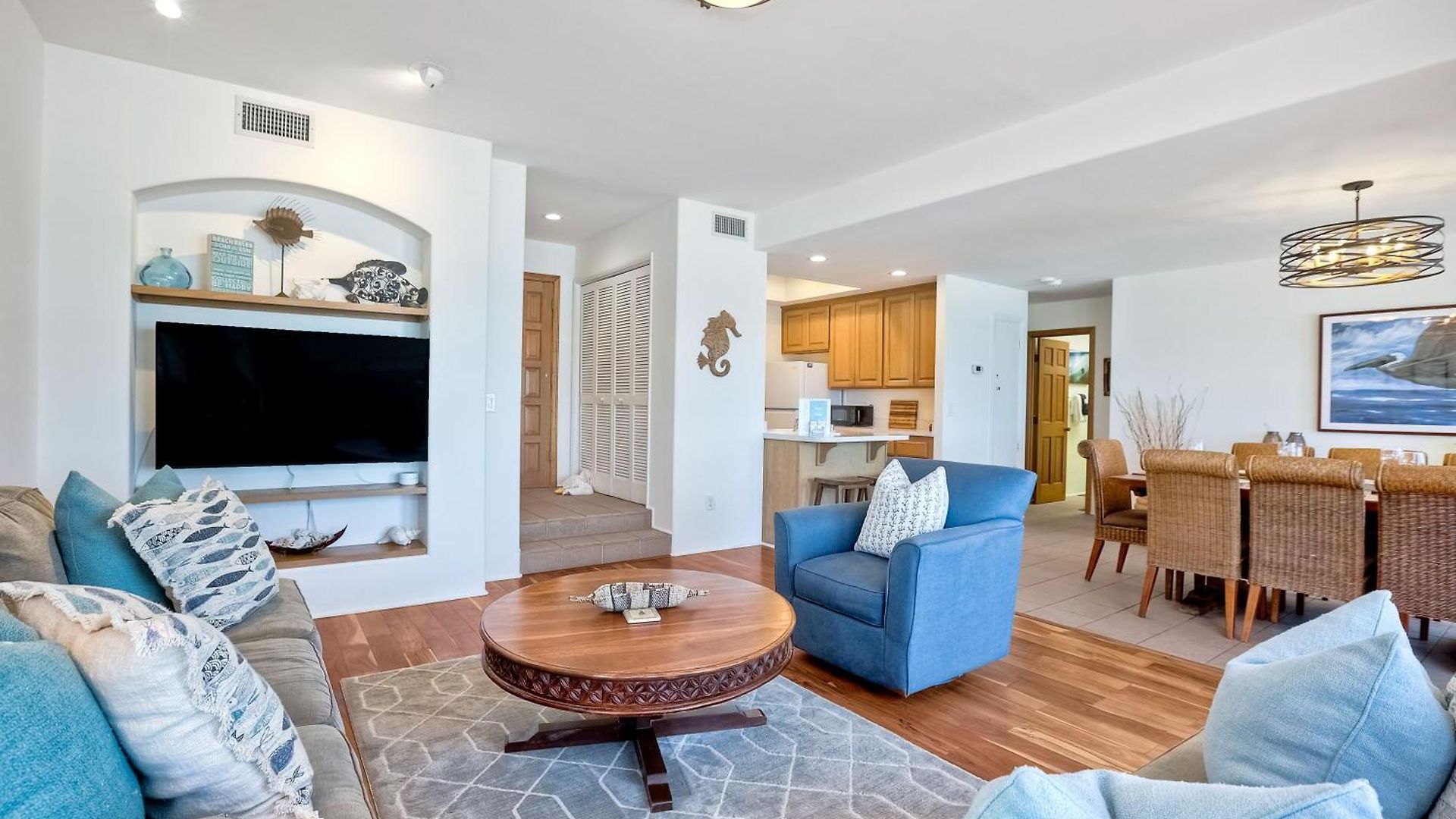 Exclusive Beachfront Duplex In Village Ocean Views, Sleeps 9 Holiday home