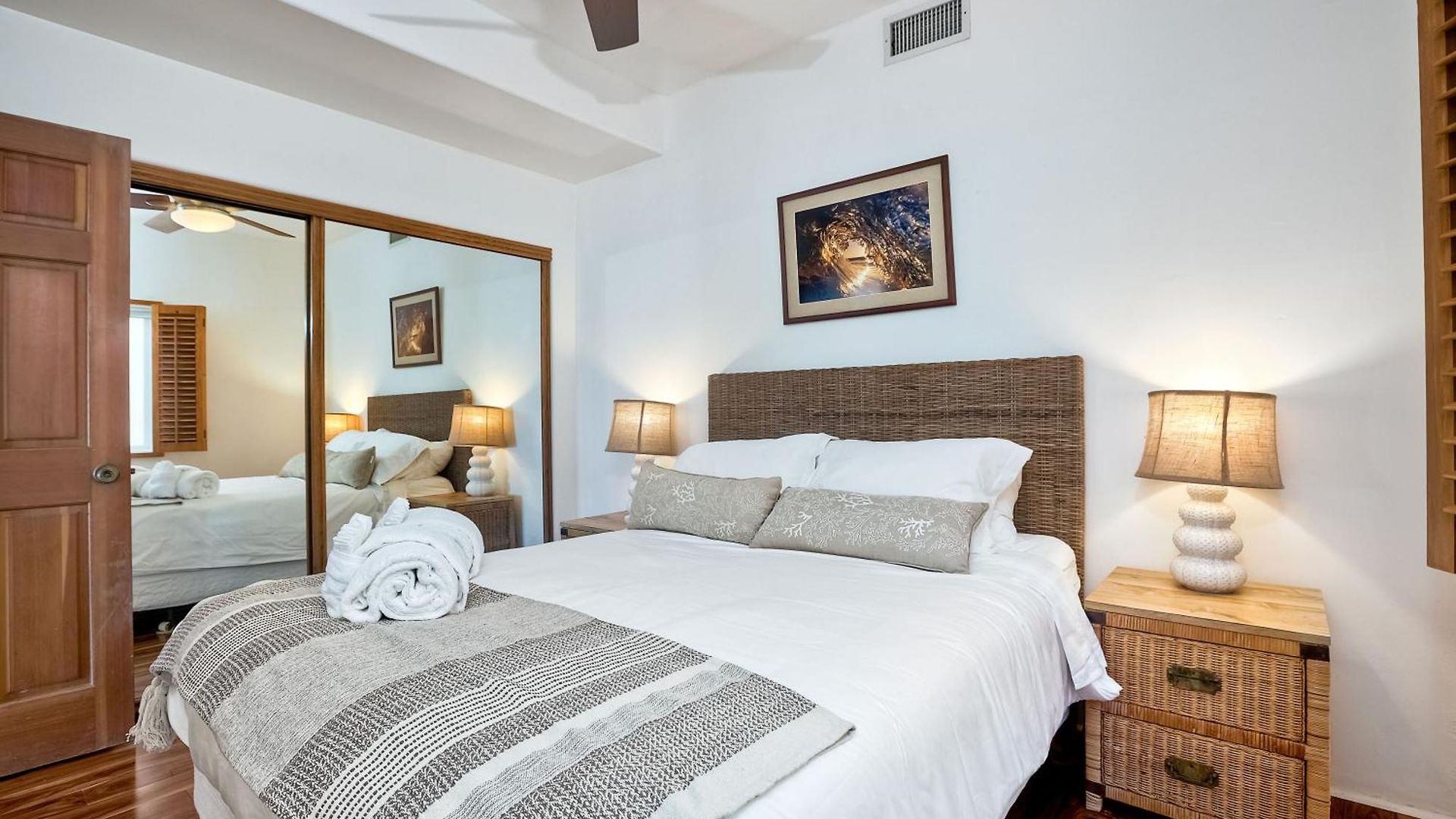 Exclusive Beachfront Duplex In Village Ocean Views, Sleeps 9 Holiday home *