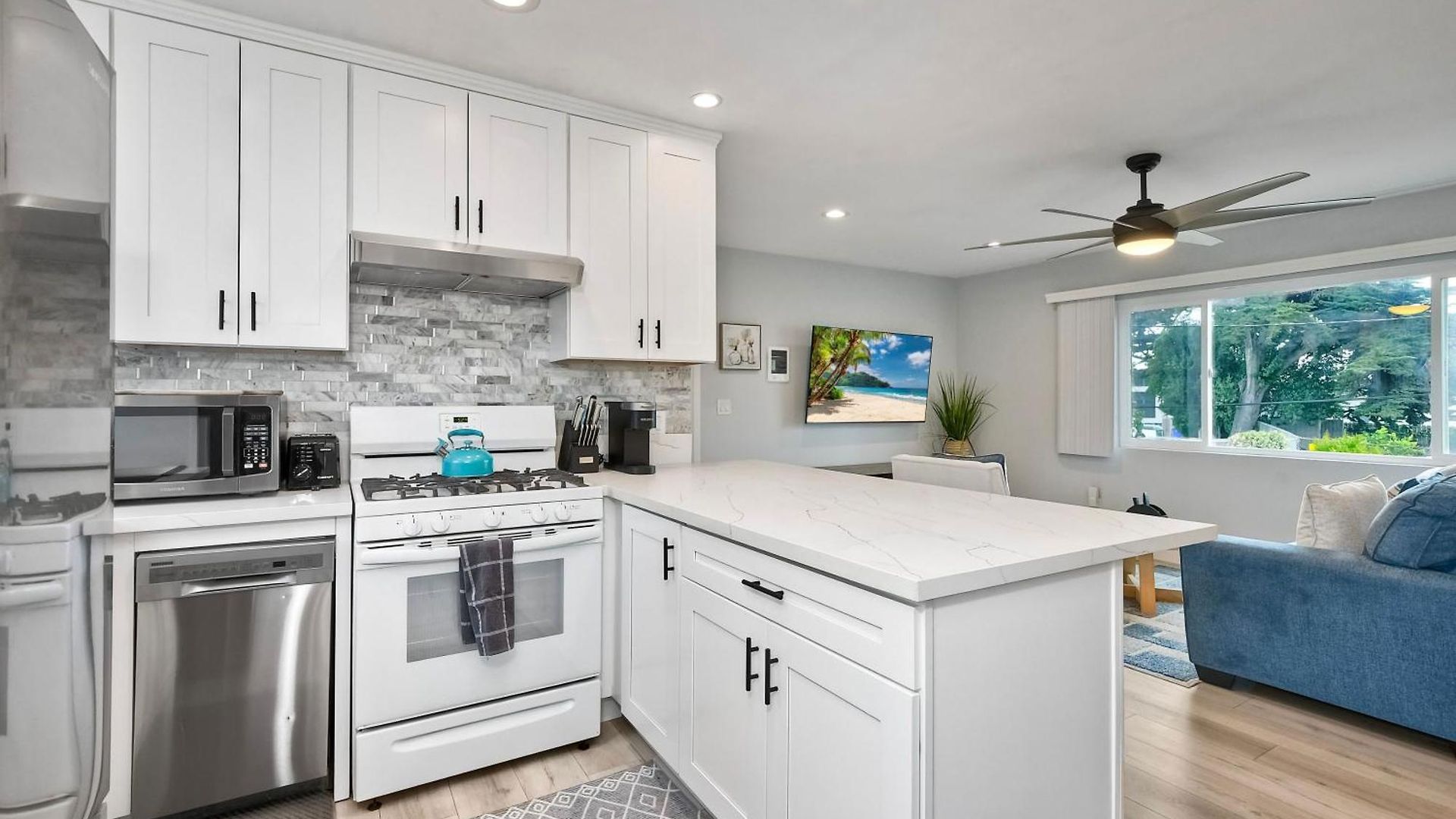Luxury Duplex, Sleeps 9, Dog-friendly, Ac, Fire Pit & Grill Holiday home *