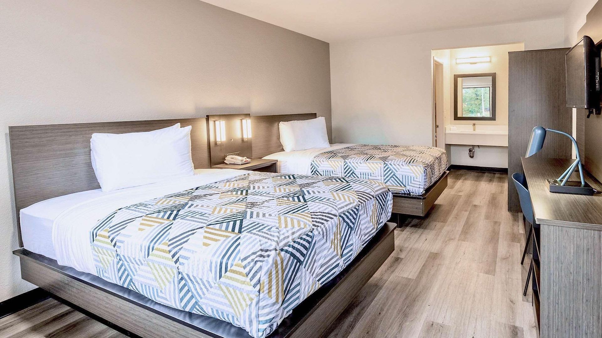 Hotel 6-carlsbad, Ca - East Near Legoland 3*