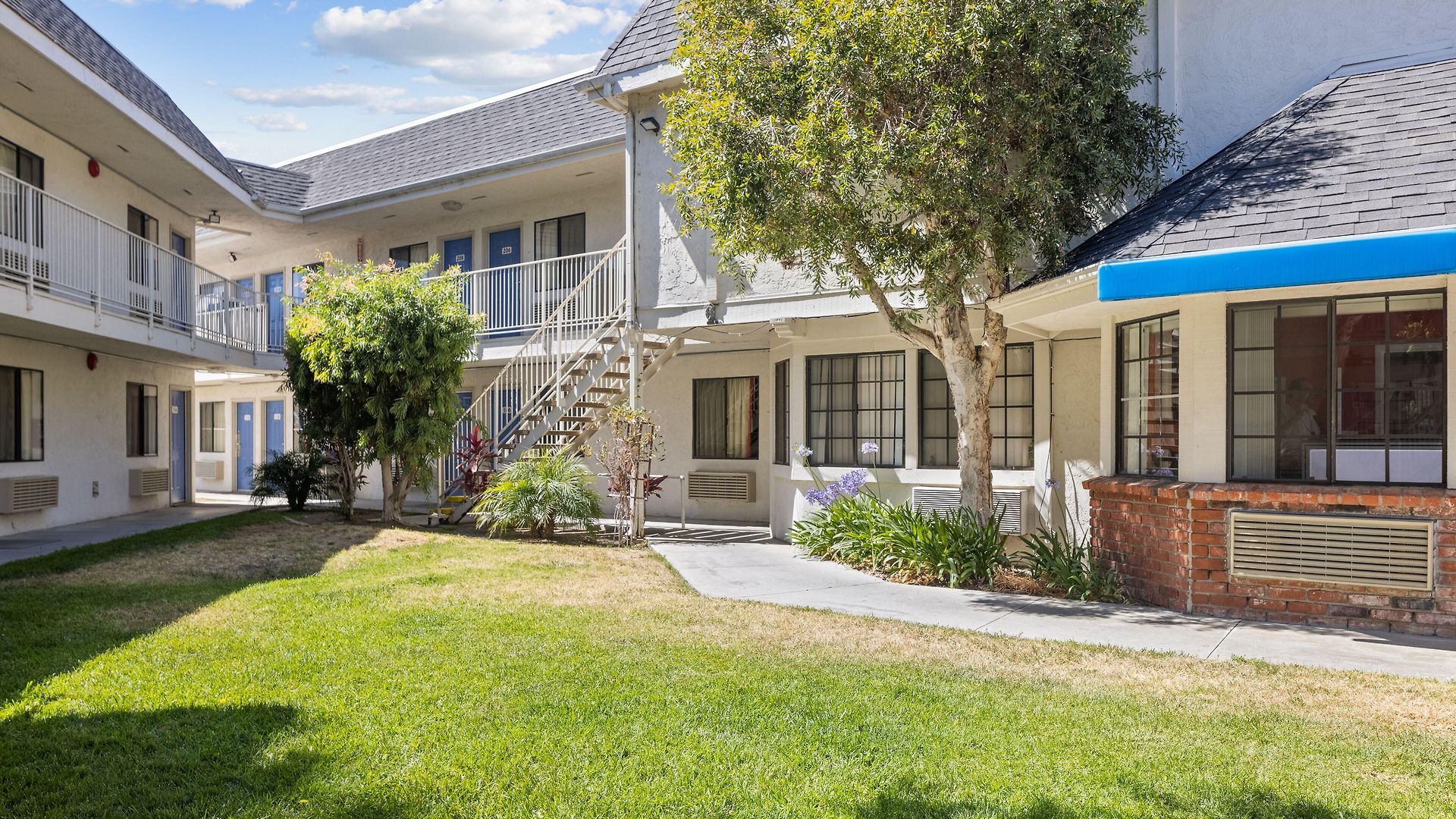 6-carlsbad, Ca - Village Hotel 2*