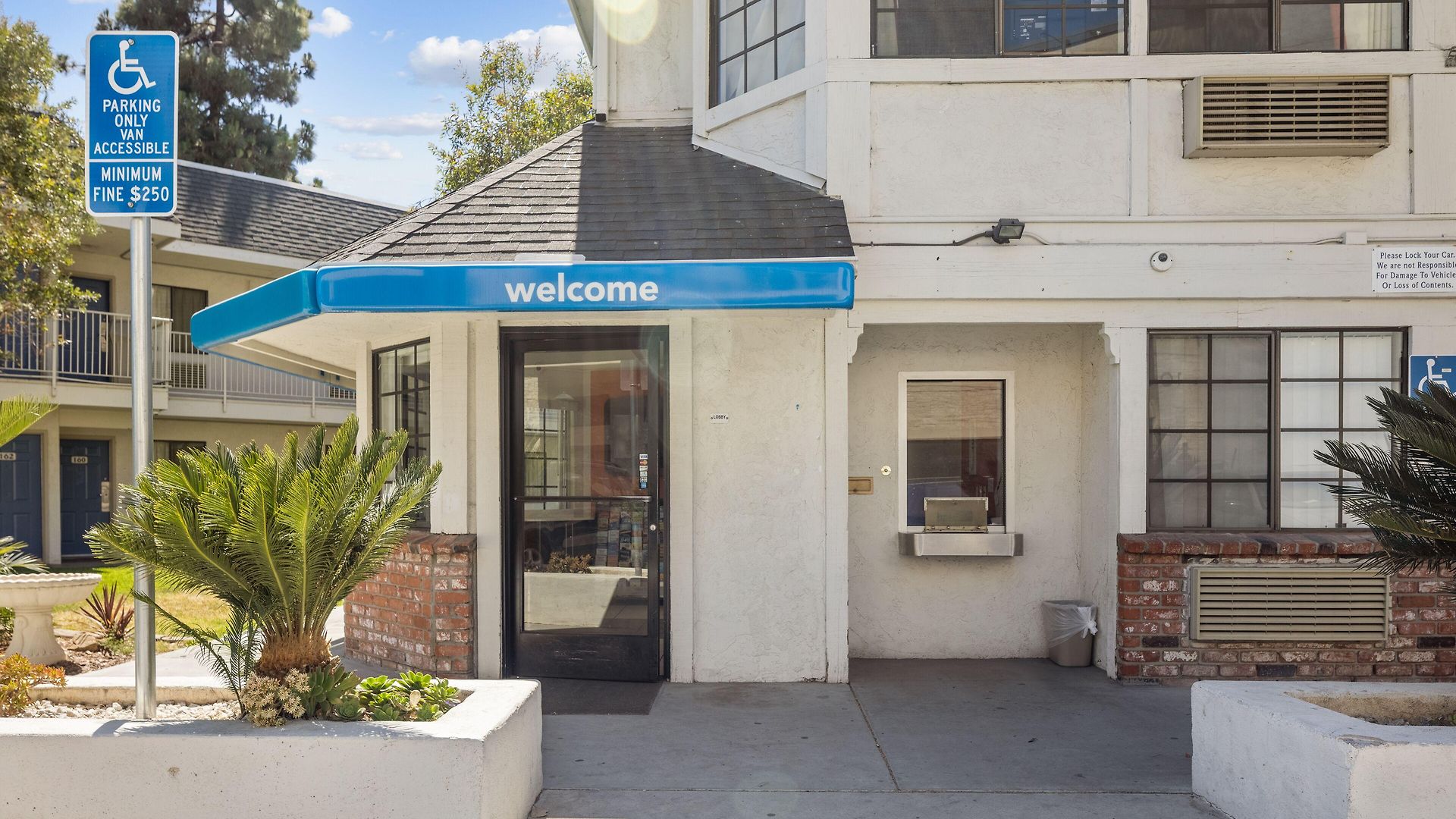 Hotel 6-carlsbad, Ca - Village 2*