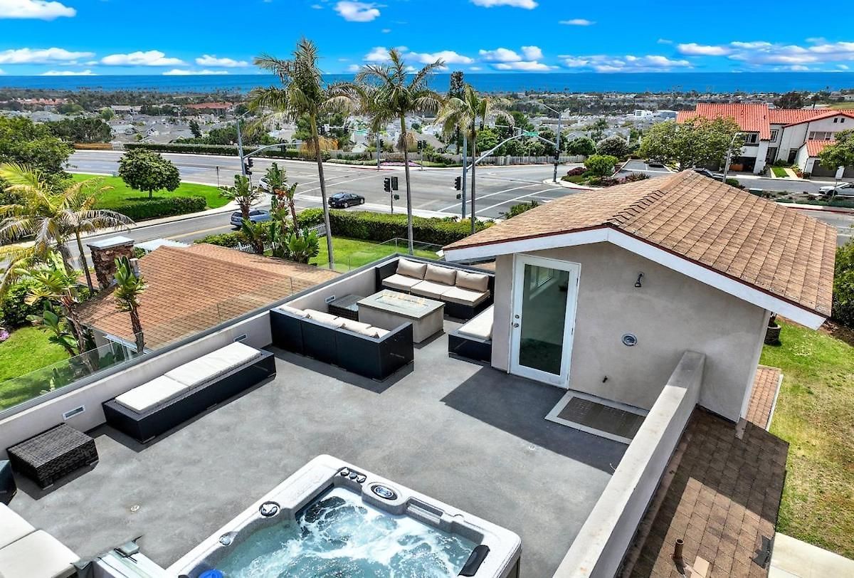 Oceanview Oasis With Roofdeck Hot Tub Holiday home *