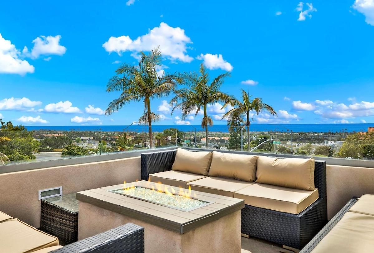 Oceanview Oasis With Roofdeck Hot Tub Holiday home *