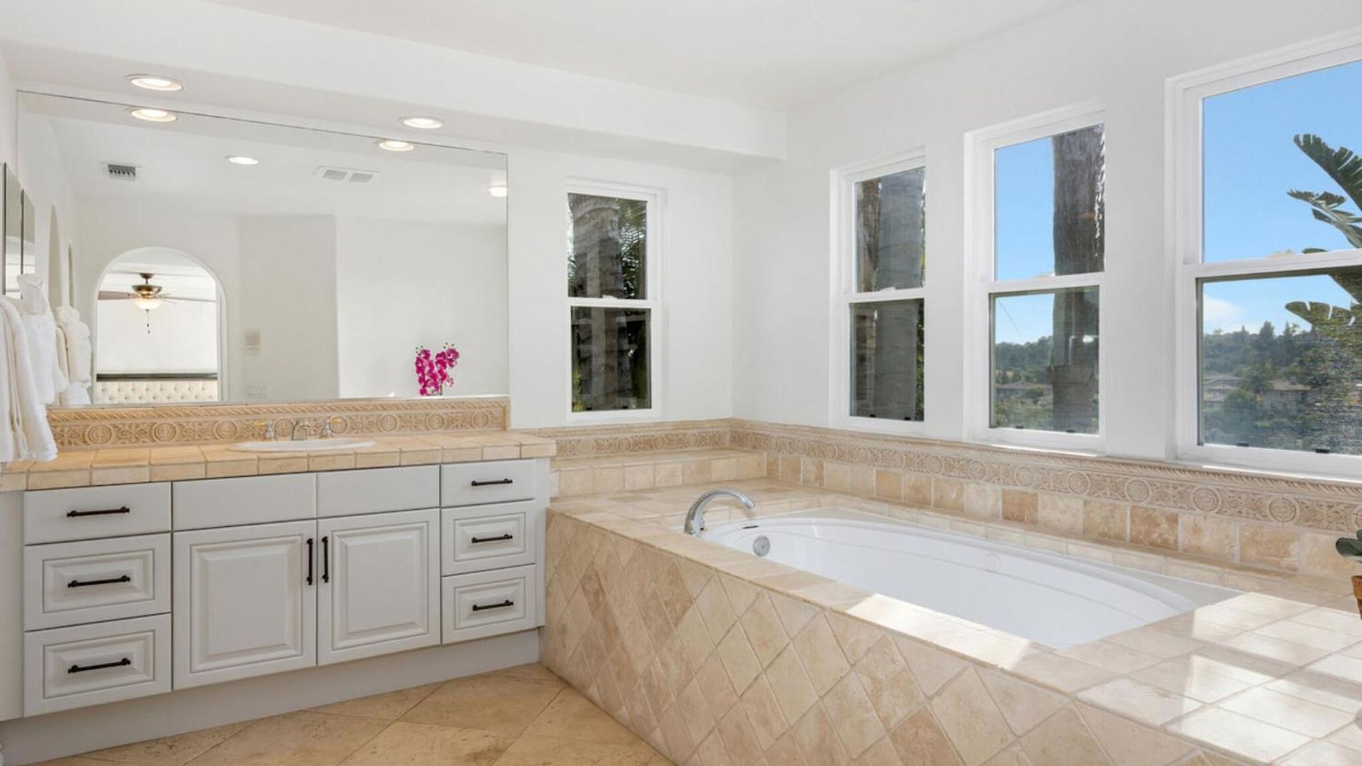 Holiday home Spacious Luxury In Gated Community With Pool & Scenic Views